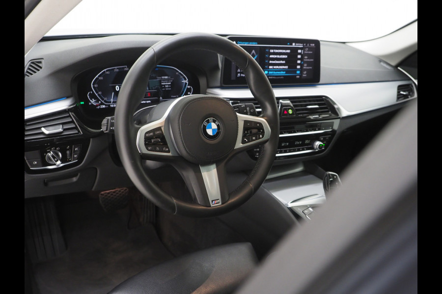 BMW 5 Serie Touring 530e | Panoramadak | Leder | Camera | Sfeerlicht | Keyless | Stoelverwarming | Cruise | Carplay