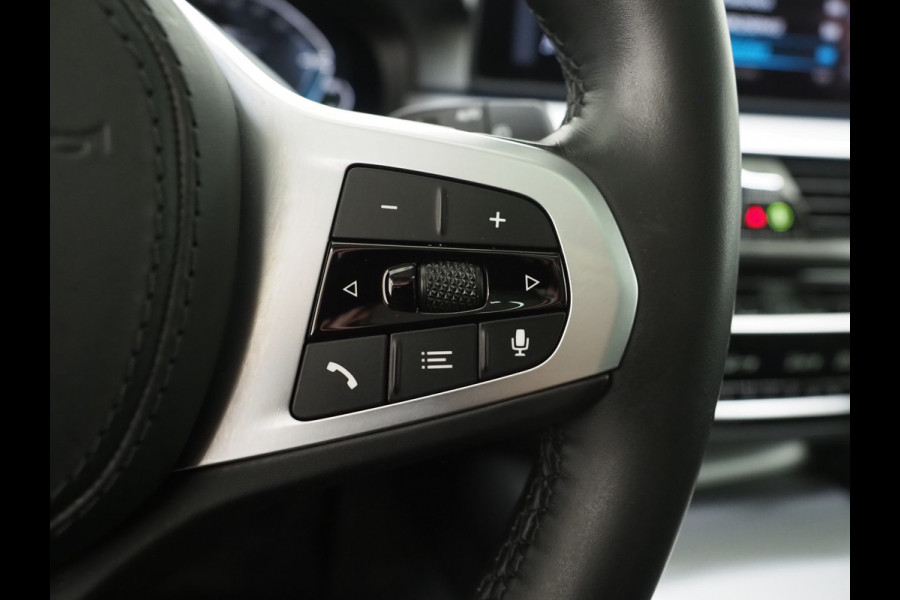 BMW 5 Serie Touring 530e | Panoramadak | Leder | Camera | Sfeerlicht | Keyless | Stoelverwarming | Cruise | Carplay