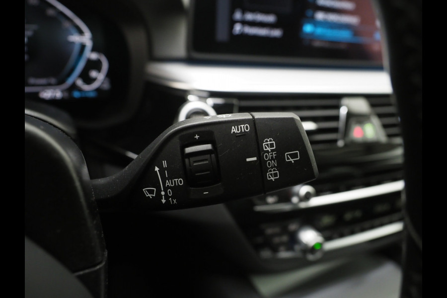 BMW 5 Serie Touring 530e | Panoramadak | Leder | Camera | Sfeerlicht | Keyless | Stoelverwarming | Cruise | Carplay