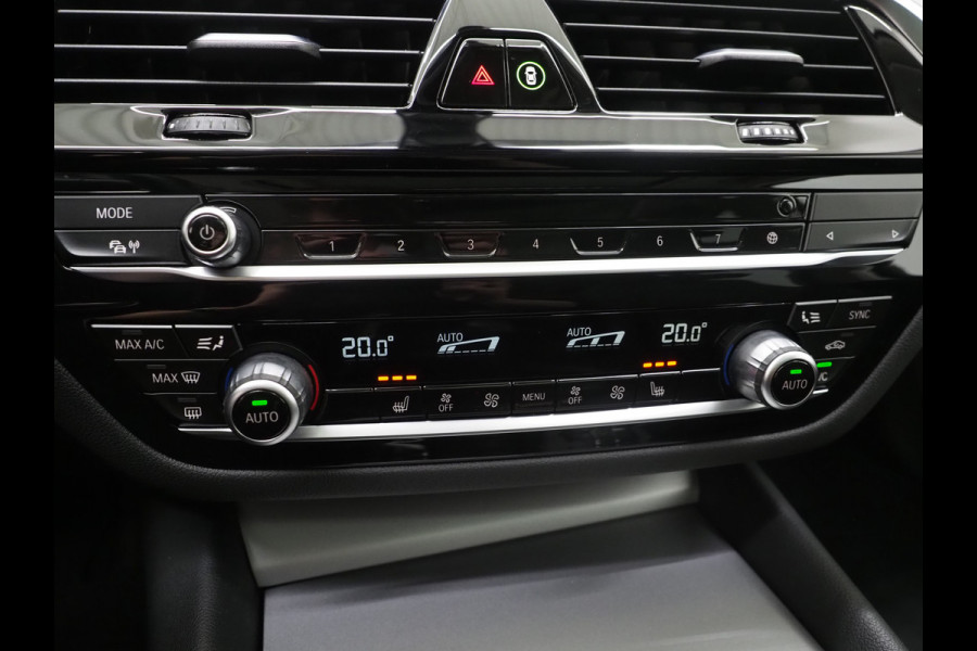 BMW 5 Serie Touring 530e | Panoramadak | Leder | Camera | Sfeerlicht | Keyless | Stoelverwarming | Cruise | Carplay