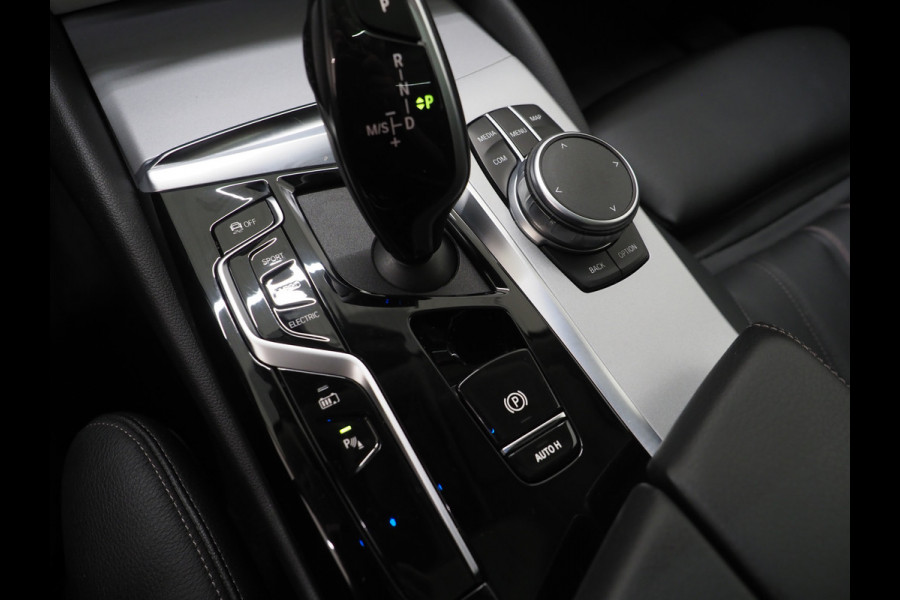 BMW 5 Serie Touring 530e | Panoramadak | Leder | Camera | Sfeerlicht | Keyless | Stoelverwarming | Cruise | Carplay