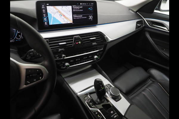 BMW 5 Serie Touring 530e | Panoramadak | Leder | Camera | Sfeerlicht | Keyless | Stoelverwarming | Cruise | Carplay