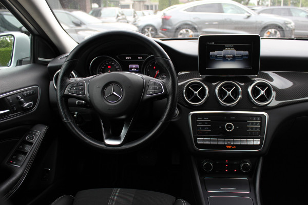 Mercedes-Benz GLA 250 4Matic Premium Plus / Trekhaak / 360Camera / Elektr. Stoelen / 19'' / Navigatie / Carbon intr. / Night / Dodehoek / Cruise Control
