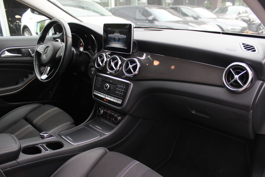 Mercedes-Benz GLA 250 4Matic Premium Plus / Trekhaak / 360Camera / Elektr. Stoelen / 19'' / Navigatie / Carbon intr. / Night / Dodehoek / Cruise Control