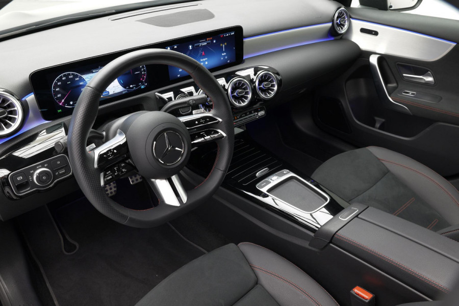 Mercedes-Benz A-Klasse A250e AMG Line |Pano|Stuurverwarm.|Ambient|
