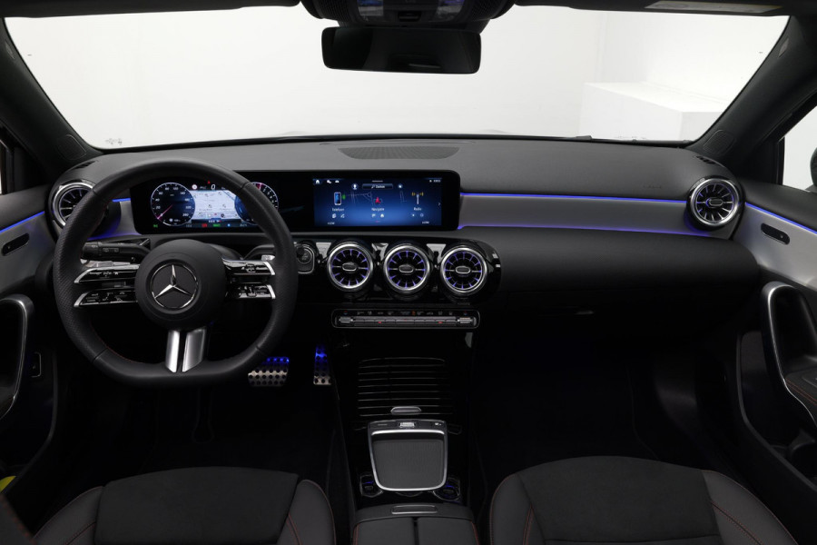 Mercedes-Benz A-Klasse A250e AMG Line |Pano|Stuurverwarm.|Ambient|