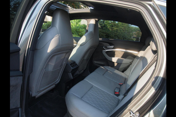 Audi e-tron Sportback 55 quattro S edition 95 kWh | SOH 92% | S-Line Stoelen | Panoramadak | Bang & Olufsen | Camera | Ambienteverlichting |