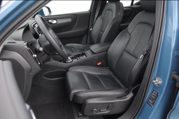 Volvo XC40 B3 177PK Automaat Ultimate Bright Elektrisch bedienbaar panoramadak / Cruise control / Achteruitrijcamera / Elektrisch bedienbare stoelen met geheugen / Stoel- en stuurverwarming / Elektrische achterklep / Harman Kardon