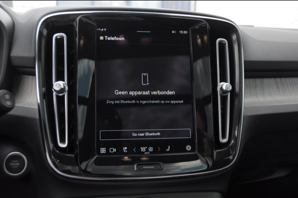 Volvo XC40 B3 177PK Automaat Ultimate Bright Elektrisch bedienbaar panoramadak / Cruise control / Achteruitrijcamera / Elektrisch bedienbare stoelen met geheugen / Stoel- en stuurverwarming / Elektrische achterklep / Harman Kardon