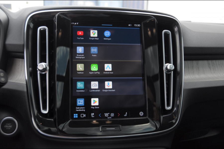 Volvo XC40 B3 177PK Automaat Ultimate Bright Elektrisch bedienbaar panoramadak / Cruise control / Achteruitrijcamera / Elektrisch bedienbare stoelen met geheugen / Stoel- en stuurverwarming / Elektrische achterklep / Harman Kardon