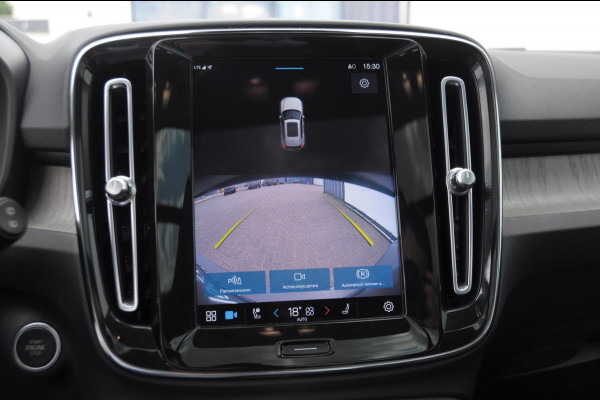 Volvo XC40 B3 177PK Automaat Ultimate Bright Elektrisch bedienbaar panoramadak / Cruise control / Achteruitrijcamera / Elektrisch bedienbare stoelen met geheugen / Stoel- en stuurverwarming / Elektrische achterklep / Harman Kardon