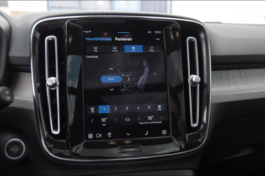 Volvo XC40 B3 177PK Automaat Ultimate Bright Elektrisch bedienbaar panoramadak / Cruise control / Achteruitrijcamera / Elektrisch bedienbare stoelen met geheugen / Stoel- en stuurverwarming / Elektrische achterklep / Harman Kardon