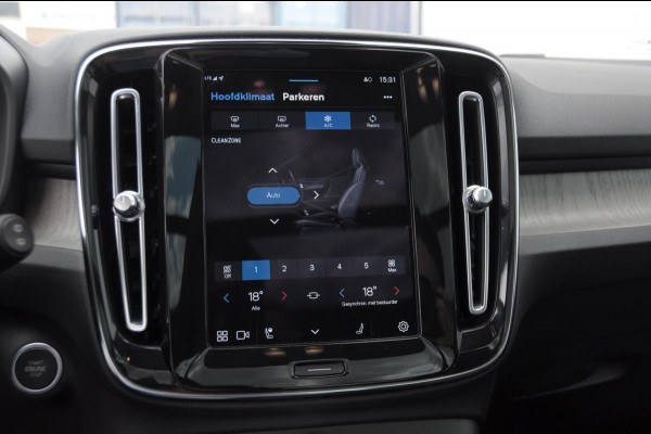 Volvo XC40 B3 177PK Automaat Ultimate Bright Elektrisch bedienbaar panoramadak / Cruise control / Achteruitrijcamera / Elektrisch bedienbare stoelen met geheugen / Stoel- en stuurverwarming / Elektrische achterklep / Harman Kardon