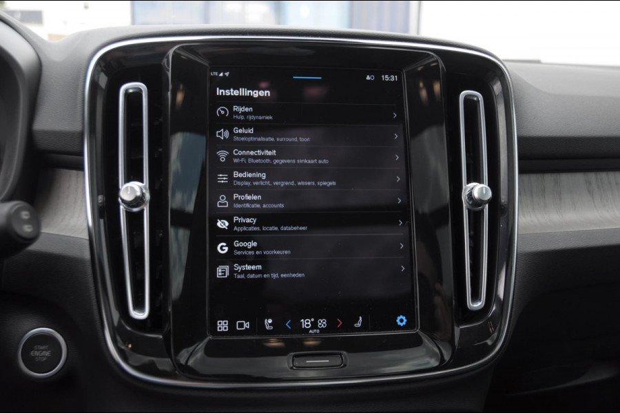 Volvo XC40 B3 177PK Automaat Ultimate Bright Elektrisch bedienbaar panoramadak / Cruise control / Achteruitrijcamera / Elektrisch bedienbare stoelen met geheugen / Stoel- en stuurverwarming / Elektrische achterklep / Harman Kardon
