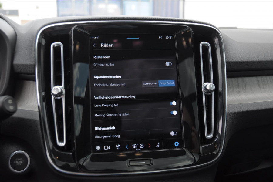 Volvo XC40 B3 177PK Automaat Ultimate Bright Elektrisch bedienbaar panoramadak / Cruise control / Achteruitrijcamera / Elektrisch bedienbare stoelen met geheugen / Stoel- en stuurverwarming / Elektrische achterklep / Harman Kardon