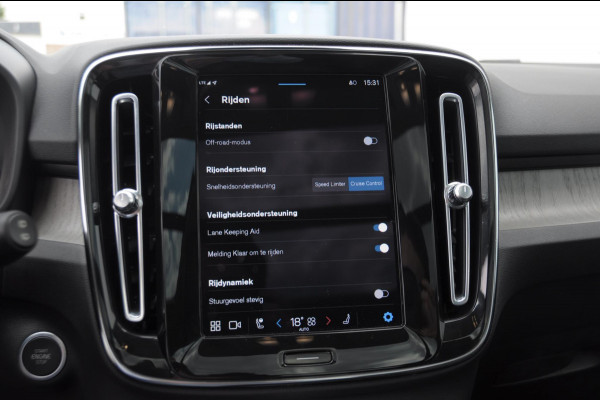 Volvo XC40 B3 177PK Automaat Ultimate Bright Elektrisch bedienbaar panoramadak / Cruise control / Achteruitrijcamera / Elektrisch bedienbare stoelen met geheugen / Stoel- en stuurverwarming / Elektrische achterklep / Harman Kardon