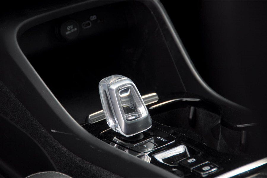 Volvo XC40 B3 177PK Automaat Ultimate Bright Elektrisch bedienbaar panoramadak / Cruise control / Achteruitrijcamera / Elektrisch bedienbare stoelen met geheugen / Stoel- en stuurverwarming / Elektrische achterklep / Harman Kardon