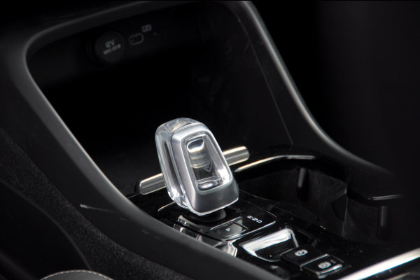 Volvo XC40 B3 177PK Automaat Ultimate Bright Elektrisch bedienbaar panoramadak / Cruise control / Achteruitrijcamera / Elektrisch bedienbare stoelen met geheugen / Stoel- en stuurverwarming / Elektrische achterklep / Harman Kardon