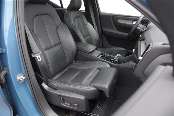 Volvo XC40 B3 177PK Automaat Ultimate Bright Elektrisch bedienbaar panoramadak / Cruise control / Achteruitrijcamera / Elektrisch bedienbare stoelen met geheugen / Stoel- en stuurverwarming / Elektrische achterklep / Harman Kardon