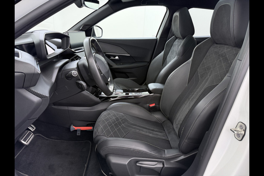 Peugeot e-2008 EV GT Pack 50kWh SOH 90% Panoramadak Trekhaak Two Tone Adap.Cruise 360°Camera Apple Carplay Android Auto 3D-Navi Ecc Pdc Keyless Regen-Lichtsensor Lane Assist Privacy Glas Lmv 18" Led Isofix Connected-Apps DAB Bluetooth 1e Eigenaar Origineel Nederlandse Auto Dealeronderhouden
