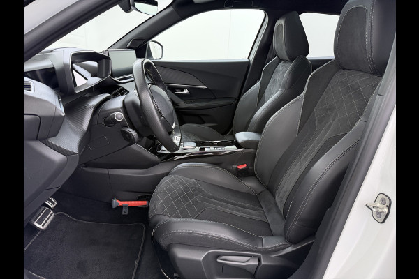 Peugeot e-2008 EV GT Pack 50kWh SOH 90% Panoramadak Trekhaak Two Tone Adap.Cruise 360°Camera Apple Carplay Android Auto 3D-Navi Ecc Pdc Keyless Regen-Lichtsensor Lane Assist Privacy Glas Lmv 18" Led Isofix Connected-Apps DAB Bluetooth 1e Eigenaar Origineel Nederlandse Auto Dealeronderhouden