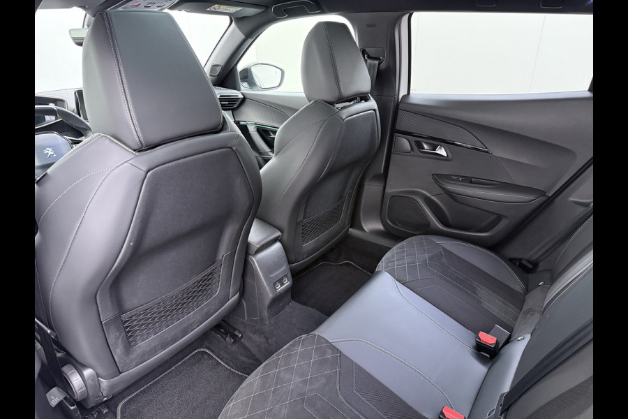 Peugeot e-2008 EV GT Pack 50kWh SOH 90% Panoramadak Trekhaak Two Tone Adap.Cruise 360°Camera Apple Carplay Android Auto 3D-Navi Ecc Pdc Keyless Regen-Lichtsensor Lane Assist Privacy Glas Lmv 18" Led Isofix Connected-Apps DAB Bluetooth 1e Eigenaar Origineel Nederlandse Auto Dealeronderhouden