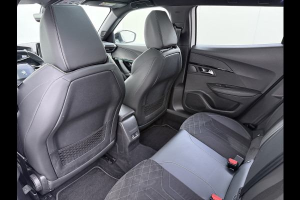 Peugeot e-2008 EV GT Pack 50kWh SOH 90% Panoramadak Trekhaak Two Tone Adap.Cruise 360°Camera Apple Carplay Android Auto 3D-Navi Ecc Pdc Keyless Regen-Lichtsensor Lane Assist Privacy Glas Lmv 18" Led Isofix Connected-Apps DAB Bluetooth 1e Eigenaar Origineel Nederlandse Auto Dealeronderhouden