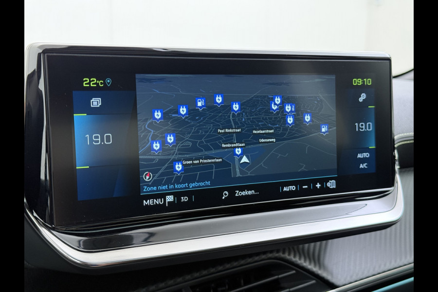 Peugeot e-2008 EV GT Pack 50kWh SOH 90% Panoramadak Trekhaak Two Tone Adap.Cruise 360°Camera Apple Carplay Android Auto 3D-Navi Ecc Pdc Keyless Regen-Lichtsensor Lane Assist Privacy Glas Lmv 18" Led Isofix Connected-Apps DAB Bluetooth 1e Eigenaar Origineel Nederlandse Auto Dealeronderhouden