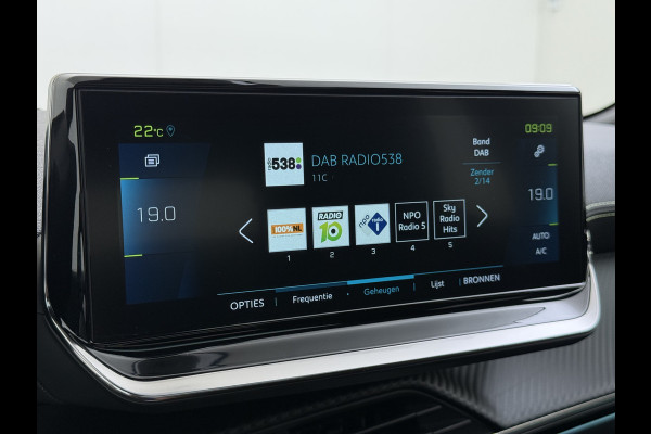 Peugeot e-2008 EV GT Pack 50kWh SOH 90% Panoramadak Trekhaak Two Tone Adap.Cruise 360°Camera Apple Carplay Android Auto 3D-Navi Ecc Pdc Keyless Regen-Lichtsensor Lane Assist Privacy Glas Lmv 18" Led Isofix Connected-Apps DAB Bluetooth 1e Eigenaar Origineel Nederlandse Auto Dealeronderhouden
