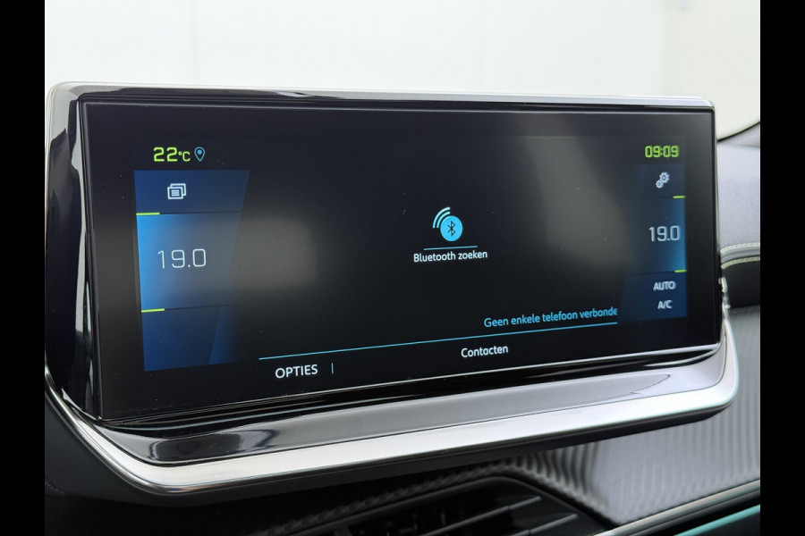 Peugeot e-2008 EV GT Pack 50kWh SOH 90% Panoramadak Trekhaak Two Tone Adap.Cruise 360°Camera Apple Carplay Android Auto 3D-Navi Ecc Pdc Keyless Regen-Lichtsensor Lane Assist Privacy Glas Lmv 18" Led Isofix Connected-Apps DAB Bluetooth 1e Eigenaar Origineel Nederlandse Auto Dealeronderhouden