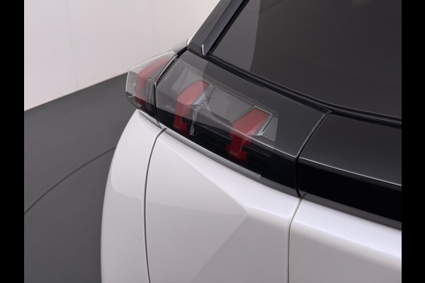 Peugeot e-2008 EV GT Pack 50kWh SOH 90% Panoramadak Trekhaak Two Tone Adap.Cruise 360°Camera Apple Carplay Android Auto 3D-Navi Ecc Pdc Keyless Regen-Lichtsensor Lane Assist Privacy Glas Lmv 18" Led Isofix Connected-Apps DAB Bluetooth 1e Eigenaar Origineel Nederlandse Auto Dealeronderhouden