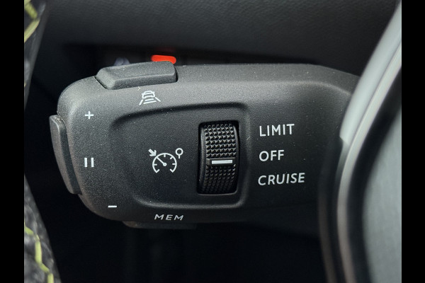 Peugeot e-2008 EV GT Pack 50kWh SOH 90% Panoramadak Trekhaak Two Tone Adap.Cruise 360°Camera Apple Carplay Android Auto 3D-Navi Ecc Pdc Keyless Regen-Lichtsensor Lane Assist Privacy Glas Lmv 18" Led Isofix Connected-Apps DAB Bluetooth 1e Eigenaar Origineel Nederlandse Auto Dealeronderhouden