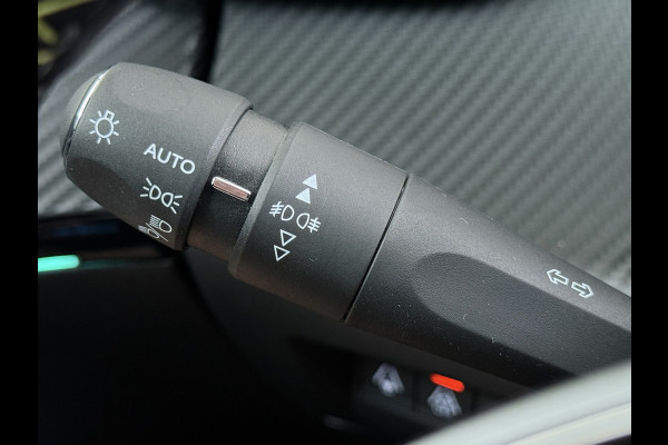 Peugeot e-2008 EV GT Pack 50kWh SOH 90% Panoramadak Trekhaak Two Tone Adap.Cruise 360°Camera Apple Carplay Android Auto 3D-Navi Ecc Pdc Keyless Regen-Lichtsensor Lane Assist Privacy Glas Lmv 18" Led Isofix Connected-Apps DAB Bluetooth 1e Eigenaar Origineel Nederlandse Auto Dealeronderhouden