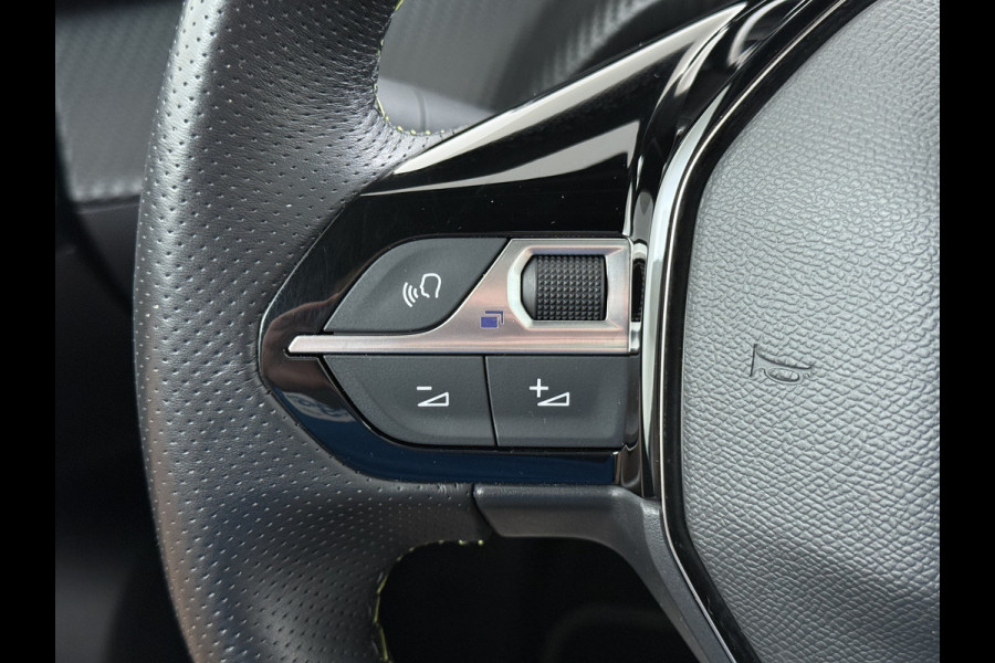 Peugeot e-2008 EV GT Pack 50kWh SOH 90% Panoramadak Trekhaak Two Tone Adap.Cruise 360°Camera Apple Carplay Android Auto 3D-Navi Ecc Pdc Keyless Regen-Lichtsensor Lane Assist Privacy Glas Lmv 18" Led Isofix Connected-Apps DAB Bluetooth 1e Eigenaar Origineel Nederlandse Auto Dealeronderhouden