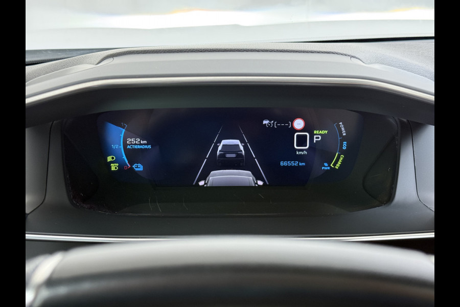 Peugeot e-2008 EV GT Pack 50kWh SOH 90% Panoramadak Trekhaak Two Tone Adap.Cruise 360°Camera Apple Carplay Android Auto 3D-Navi Ecc Pdc Keyless Regen-Lichtsensor Lane Assist Privacy Glas Lmv 18" Led Isofix Connected-Apps DAB Bluetooth 1e Eigenaar Origineel Nederlandse Auto Dealeronderhouden