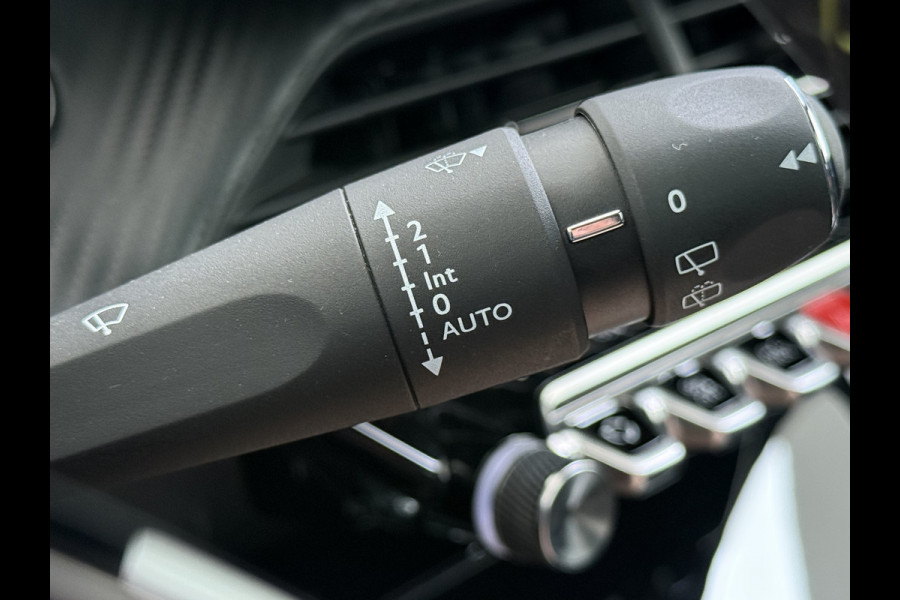 Peugeot e-2008 EV GT Pack 50kWh SOH 90% Panoramadak Trekhaak Two Tone Adap.Cruise 360°Camera Apple Carplay Android Auto 3D-Navi Ecc Pdc Keyless Regen-Lichtsensor Lane Assist Privacy Glas Lmv 18" Led Isofix Connected-Apps DAB Bluetooth 1e Eigenaar Origineel Nederlandse Auto Dealeronderhouden