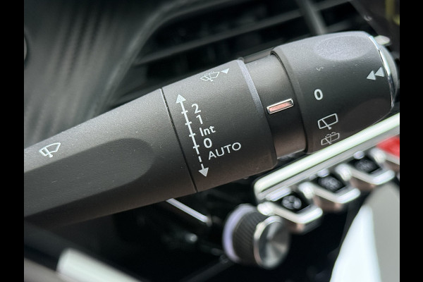 Peugeot e-2008 EV GT Pack 50kWh SOH 90% Panoramadak Trekhaak Two Tone Adap.Cruise 360°Camera Apple Carplay Android Auto 3D-Navi Ecc Pdc Keyless Regen-Lichtsensor Lane Assist Privacy Glas Lmv 18" Led Isofix Connected-Apps DAB Bluetooth 1e Eigenaar Origineel Nederlandse Auto Dealeronderhouden