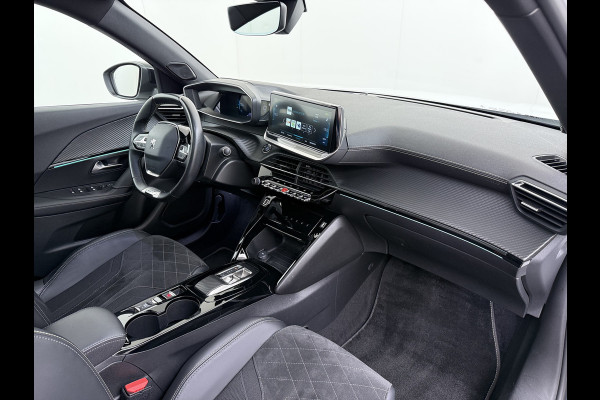 Peugeot e-2008 EV GT Pack 50kWh SOH 90% Panoramadak Trekhaak Two Tone Adap.Cruise 360°Camera Apple Carplay Android Auto 3D-Navi Ecc Pdc Keyless Regen-Lichtsensor Lane Assist Privacy Glas Lmv 18" Led Isofix Connected-Apps DAB Bluetooth 1e Eigenaar Origineel Nederlandse Auto Dealeronderhouden