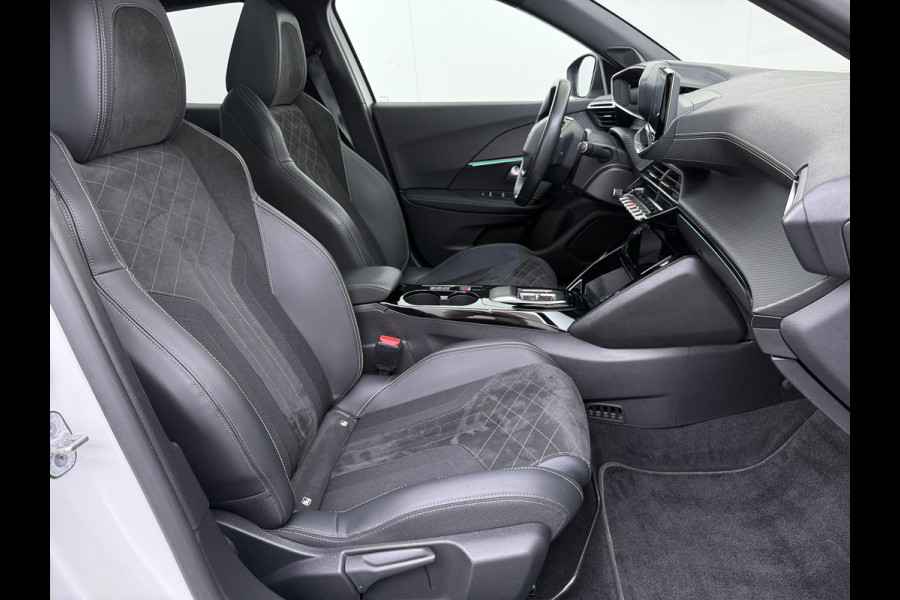 Peugeot e-2008 EV GT Pack 50kWh SOH 90% Panoramadak Trekhaak Two Tone Adap.Cruise 360°Camera Apple Carplay Android Auto 3D-Navi Ecc Pdc Keyless Regen-Lichtsensor Lane Assist Privacy Glas Lmv 18" Led Isofix Connected-Apps DAB Bluetooth 1e Eigenaar Origineel Nederlandse Auto Dealeronderhouden