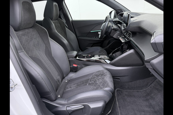 Peugeot e-2008 EV GT Pack 50kWh SOH 90% Panoramadak Trekhaak Two Tone Adap.Cruise 360°Camera Apple Carplay Android Auto 3D-Navi Ecc Pdc Keyless Regen-Lichtsensor Lane Assist Privacy Glas Lmv 18" Led Isofix Connected-Apps DAB Bluetooth 1e Eigenaar Origineel Nederlandse Auto Dealeronderhouden