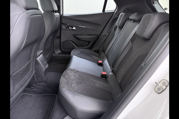 Peugeot e-2008 EV GT Pack 50kWh SOH 90% Panoramadak Trekhaak Two Tone Adap.Cruise 360°Camera Apple Carplay Android Auto 3D-Navi Ecc Pdc Keyless Regen-Lichtsensor Lane Assist Privacy Glas Lmv 18" Led Isofix Connected-Apps DAB Bluetooth 1e Eigenaar Origineel Nederlandse Auto Dealeronderhouden