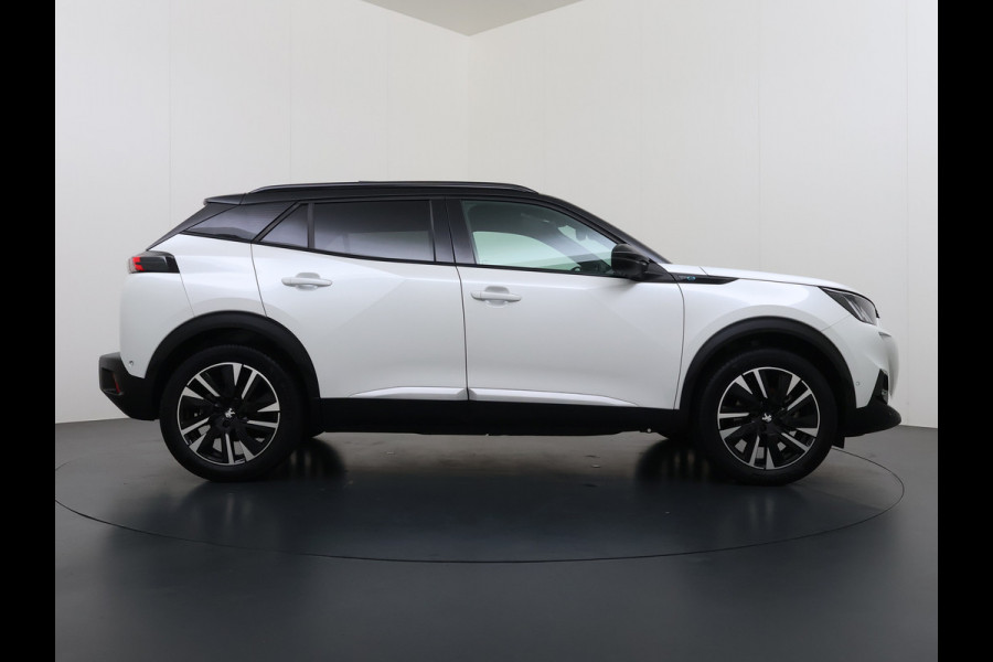 Peugeot e-2008 EV GT Pack 50kWh SOH 90% Panoramadak Trekhaak Two Tone Adap.Cruise 360°Camera Apple Carplay Android Auto 3D-Navi Ecc Pdc Keyless Regen-Lichtsensor Lane Assist Privacy Glas Lmv 18" Led Isofix Connected-Apps DAB Bluetooth 1e Eigenaar Origineel Nederlandse Auto Dealeronderhouden