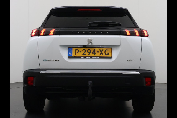 Peugeot e-2008 EV GT Pack 50kWh SOH 90% Panoramadak Trekhaak Two Tone Adap.Cruise 360°Camera Apple Carplay Android Auto 3D-Navi Ecc Pdc Keyless Regen-Lichtsensor Lane Assist Privacy Glas Lmv 18" Led Isofix Connected-Apps DAB Bluetooth 1e Eigenaar Origineel Nederlandse Auto Dealeronderhouden