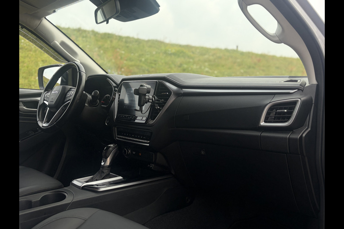 Isuzu D-max 1.9 Extended Cab LSX | !!! Gereserveerd !!! AUTOMAAT | LEDER | 20'' BlackRhino LMV | Pedders Suspension | Apple CarPlay / Android Auto | TH. 3500 kg | Roll Cover