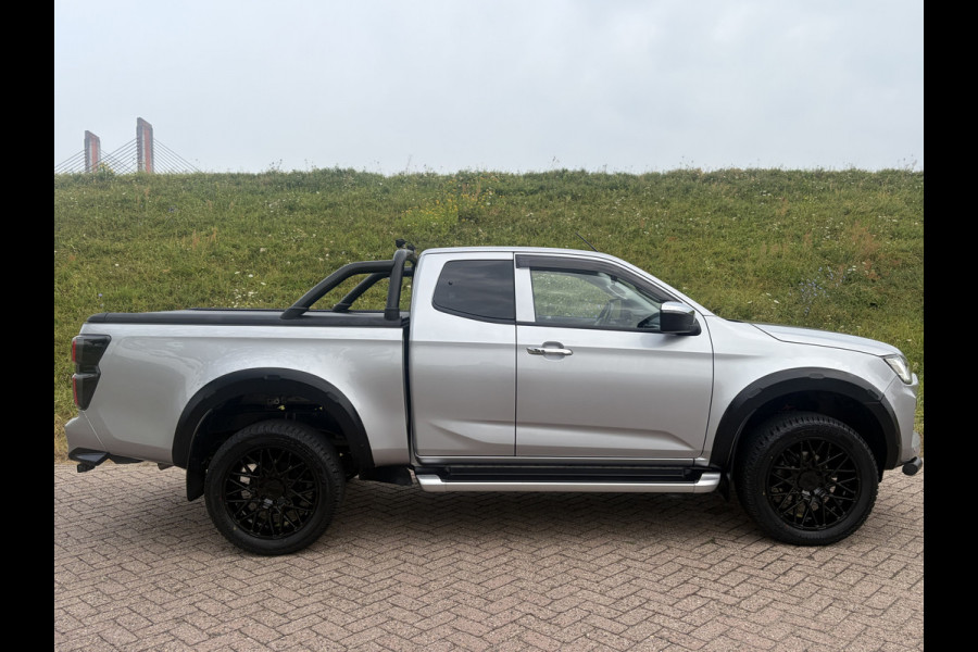 Isuzu D-max 1.9 Extended Cab LSX | !!! Gereserveerd !!! AUTOMAAT | LEDER | 20'' BlackRhino LMV | Pedders Suspension | Apple CarPlay / Android Auto | TH. 3500 kg | Roll Cover