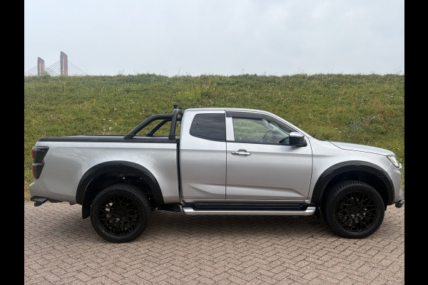 Isuzu D-max 1.9 Extended Cab LSX | !!! Gereserveerd !!! AUTOMAAT | LEDER | 20'' BlackRhino LMV | Pedders Suspension | Apple CarPlay / Android Auto | TH. 3500 kg | Roll Cover