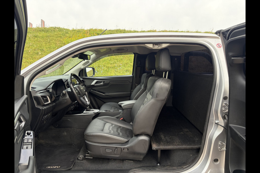Isuzu D-max 1.9 Extended Cab LSX | !!! Gereserveerd !!! AUTOMAAT | LEDER | 20'' BlackRhino LMV | Pedders Suspension | Apple CarPlay / Android Auto | TH. 3500 kg | Roll Cover