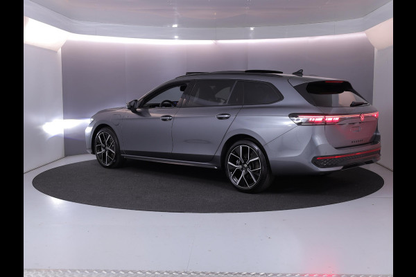 Volkswagen Passat Variant 1.5 eHybrid R-Line Edition 272 pk Automaat (DSG) | Verlengde garantie | Navigatie | Panoramadak | Trekhaak (wegklapbaar) | Parkeersensoren (Park assist) | Rondomzicht camera | Head-up display | Black Style pakket | R-Line |