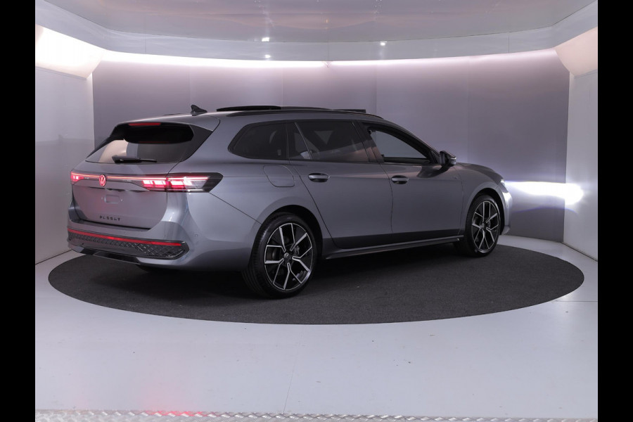 Volkswagen Passat Variant 1.5 eHybrid R-Line Edition 272 pk Automaat (DSG) | Verlengde garantie | Navigatie | Panoramadak | Trekhaak (wegklapbaar) | Parkeersensoren (Park assist) | Rondomzicht camera | Head-up display | Black Style pakket | R-Line |