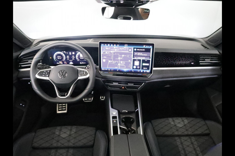 Volkswagen Passat Variant 1.5 eHybrid R-Line Edition 272 pk Automaat (DSG) | Verlengde garantie | Navigatie | Panoramadak | Trekhaak (wegklapbaar) | Parkeersensoren (Park assist) | Rondomzicht camera | Head-up display | Black Style pakket | R-Line |